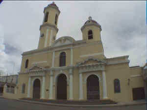 cienfuegos_parque_jose_marti_catedral.jpg (163877 Byte)