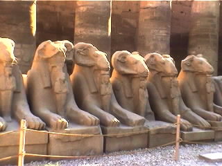 Karnak_Temple4.jpg (23423 bytes)